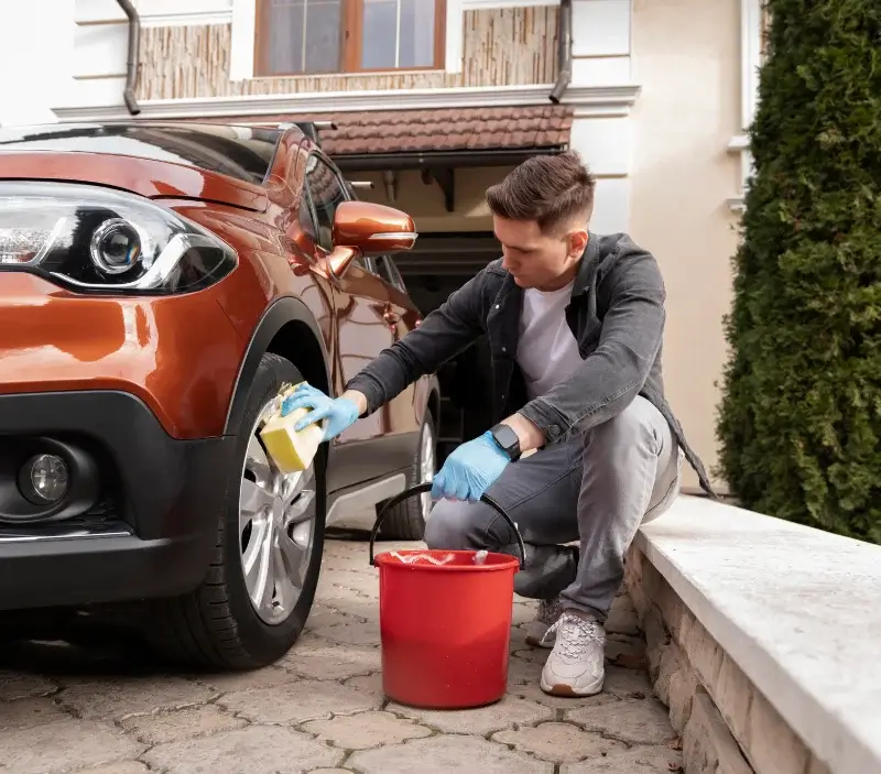 Lavage auto à domicile Devay : professionnel intervenant sur un véhicule